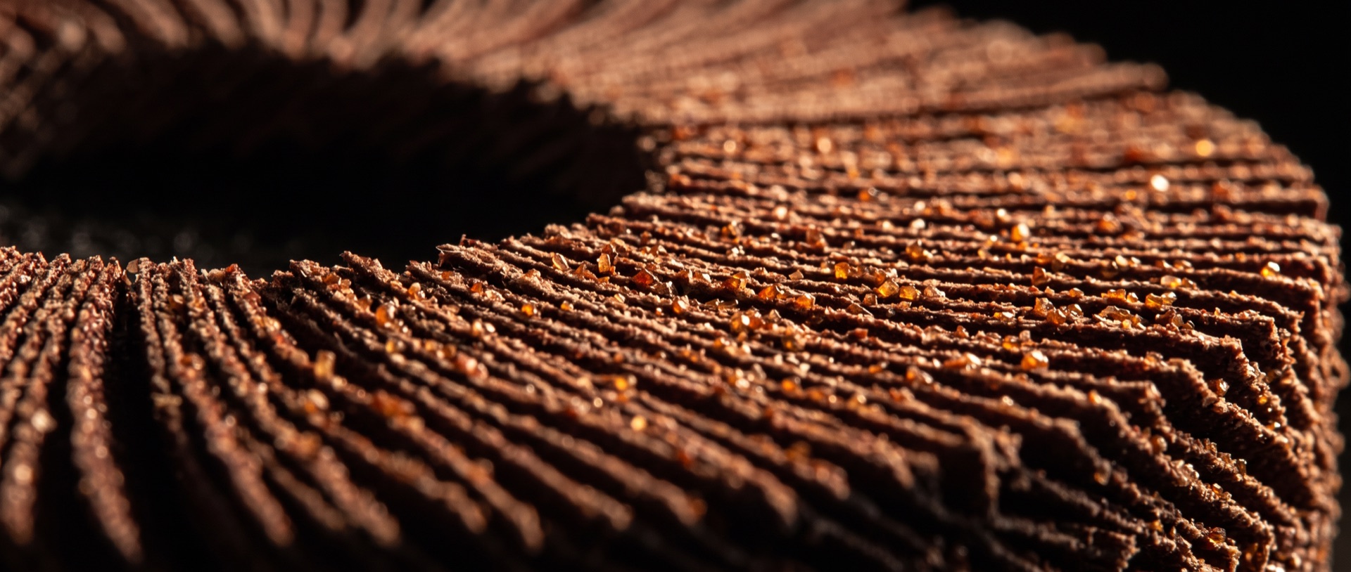 Macro della tela abrasiva al corindone: cristalli di grano sulle lamelle